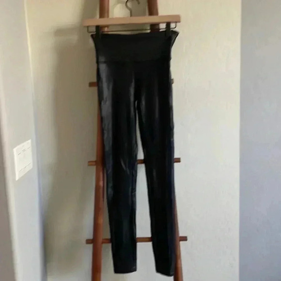 🆕 SPANX Faux Leather Leggings - Picture 4 of 7